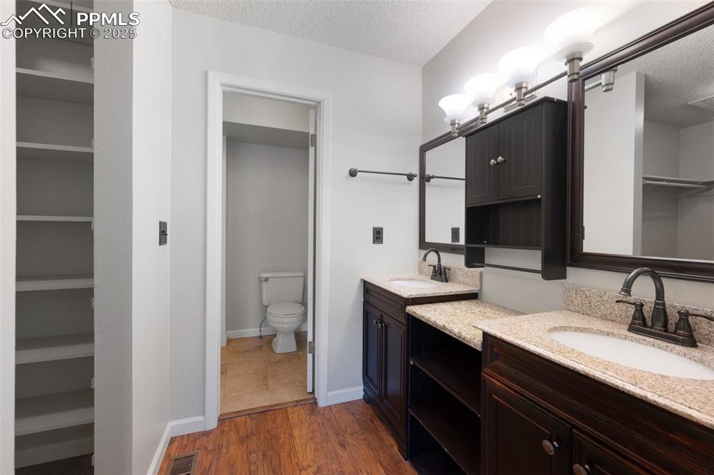 Image 15 of 39: Double vanity in Primary bath