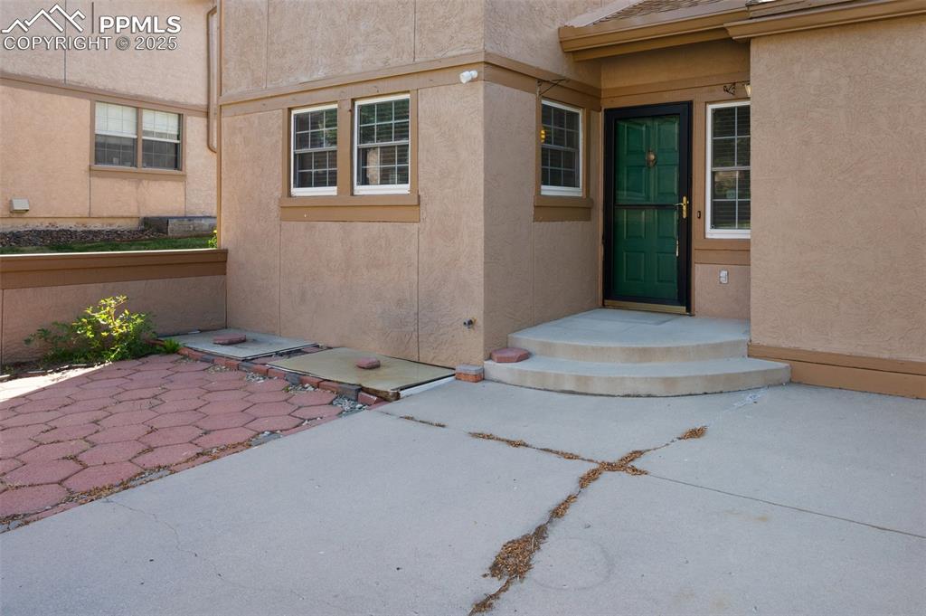 Image 31 of 39: Large and private Front courtyard