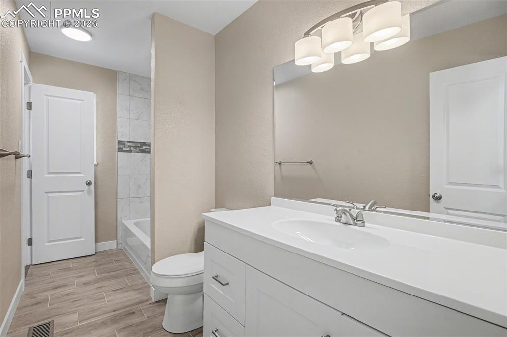 Image 11 of 30: Bathroom