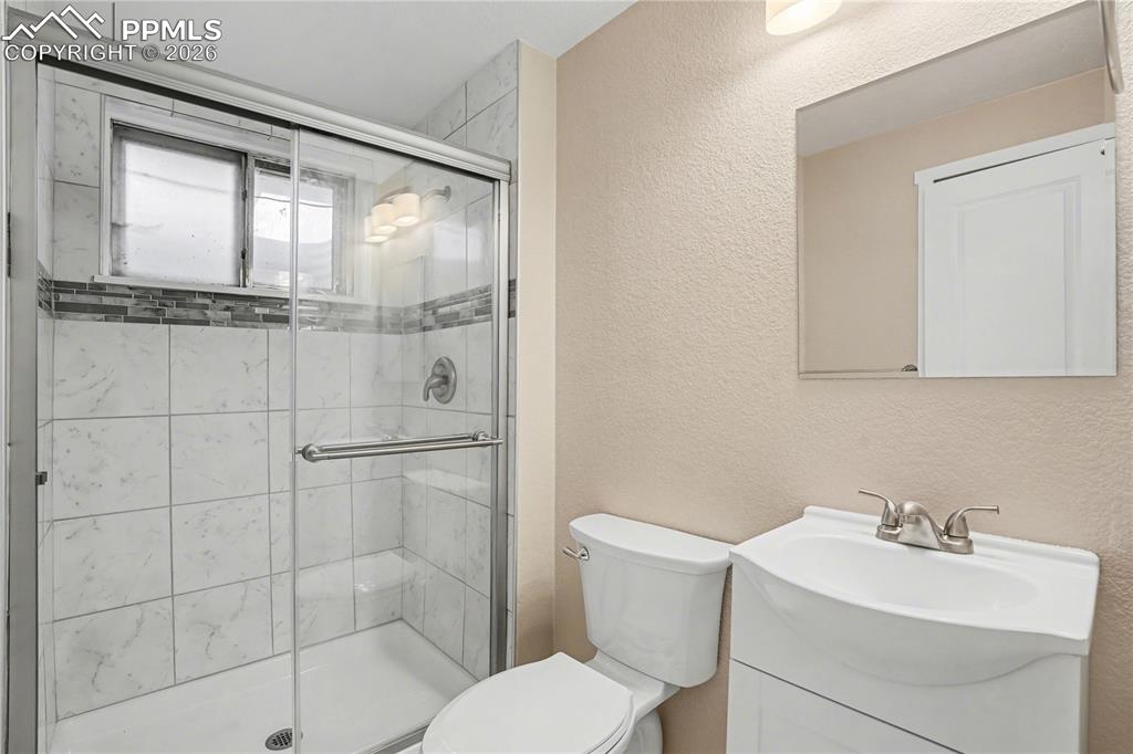 Image 18 of 30: Bathroom
