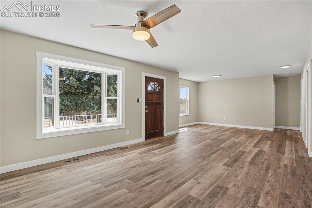 Image 5 of 30: Living Room