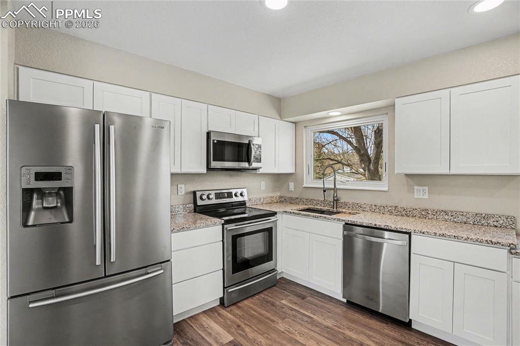 Image 7 of 30: Kitchen