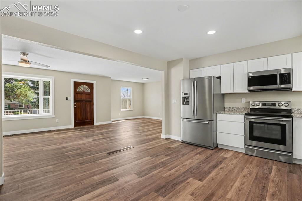 Image 8 of 30: Kitchen