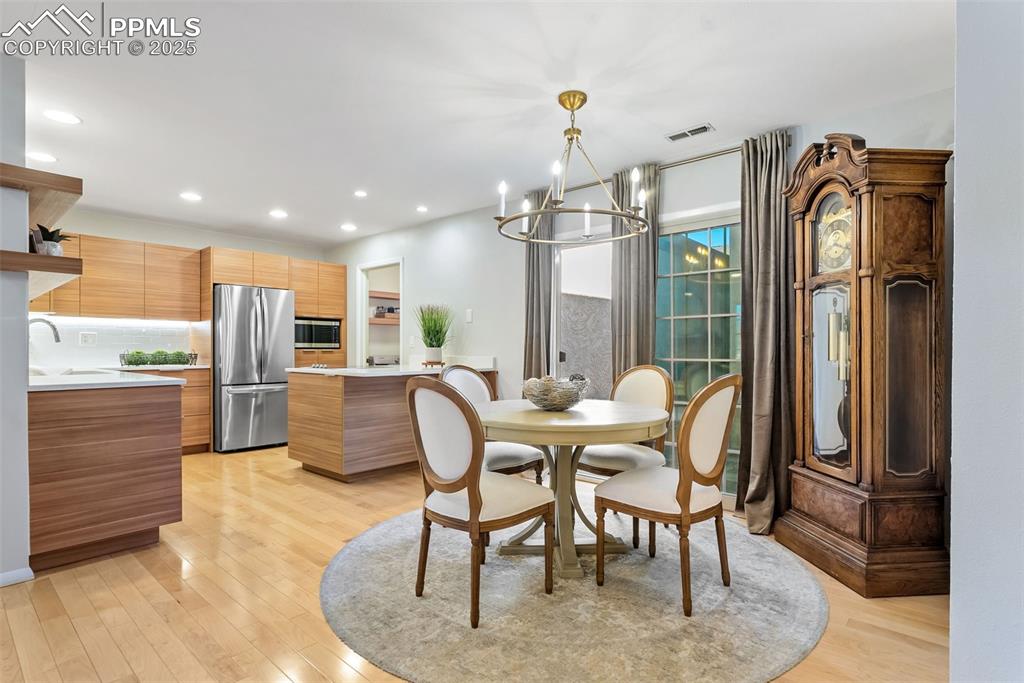 Image 14 of 37: Dining Area