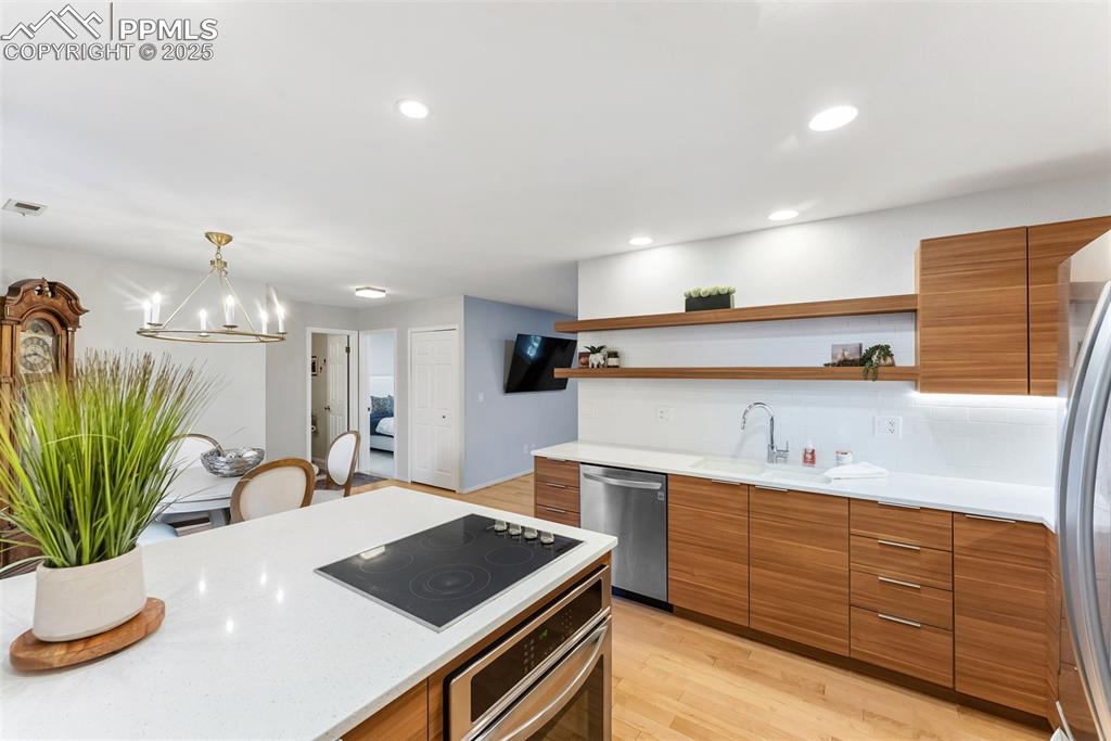 Image 17 of 37: Kitchen