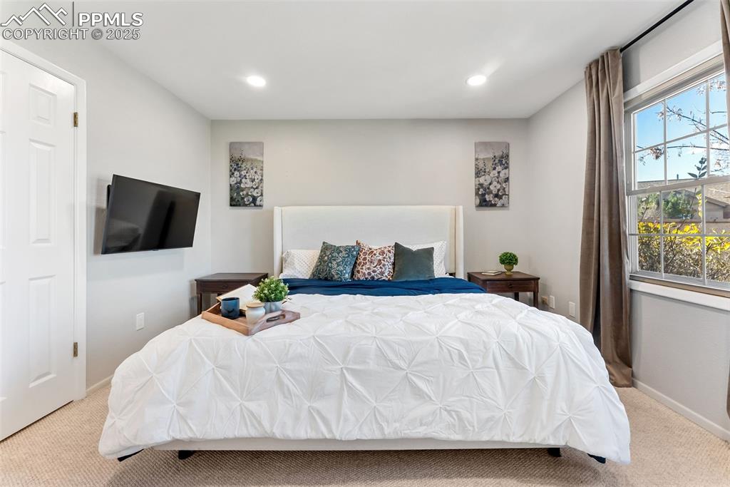 Image 22 of 37: Bedroom