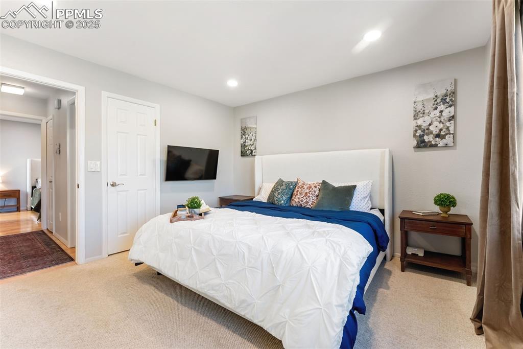 Image 23 of 37: Bedroom