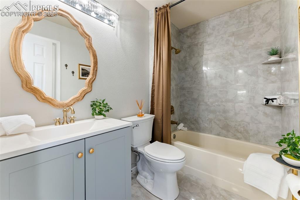 Image 24 of 37: Bathroom