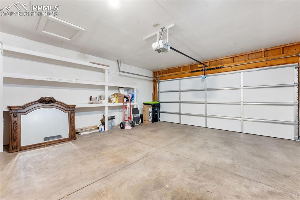 Image 28 of 37: Garage