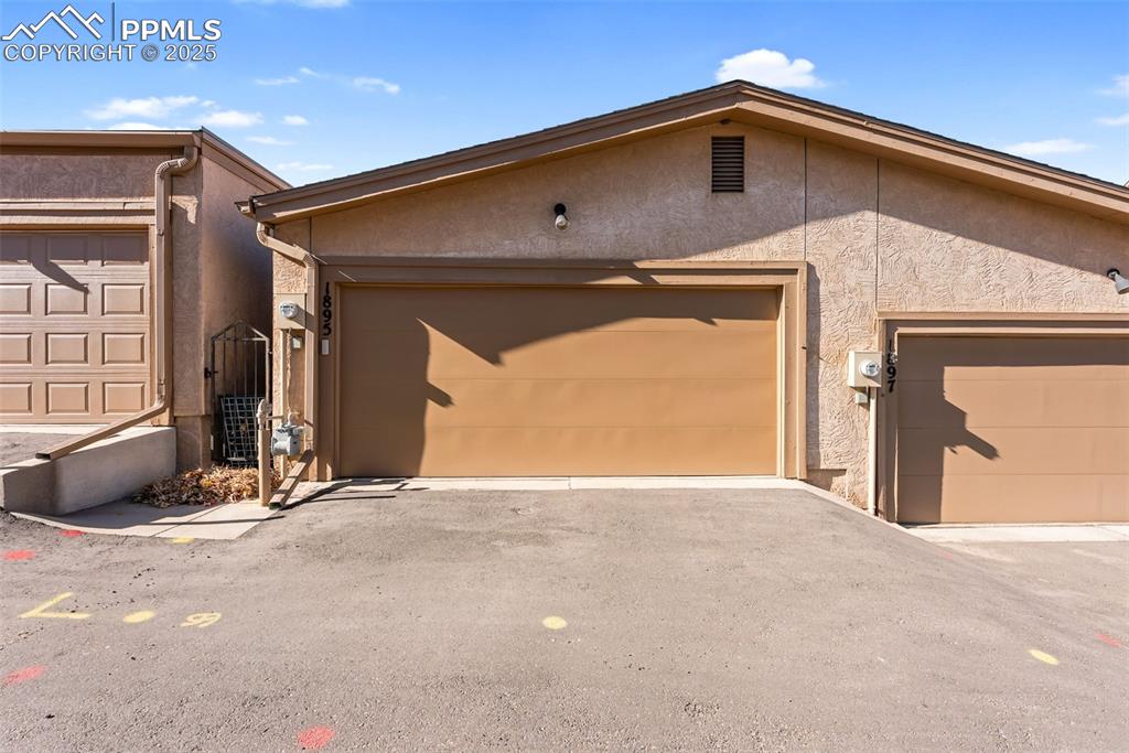 Image 32 of 37: Garage