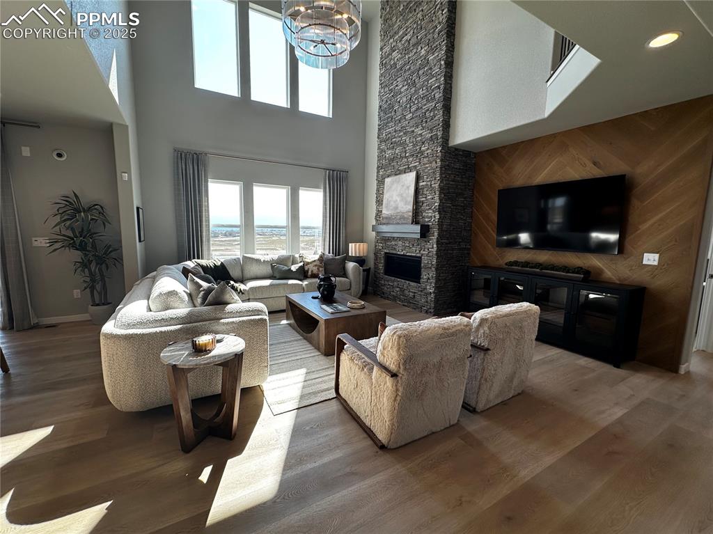 Image 4 of 4: Living Room