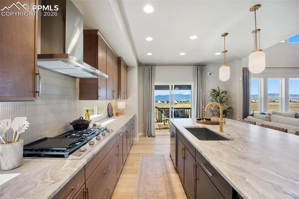 Image 5 of 10: Kitchen