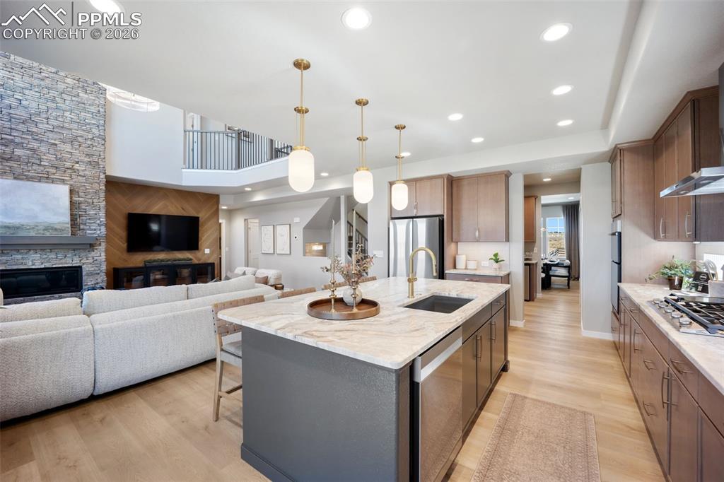 Image 7 of 10: Kitchen