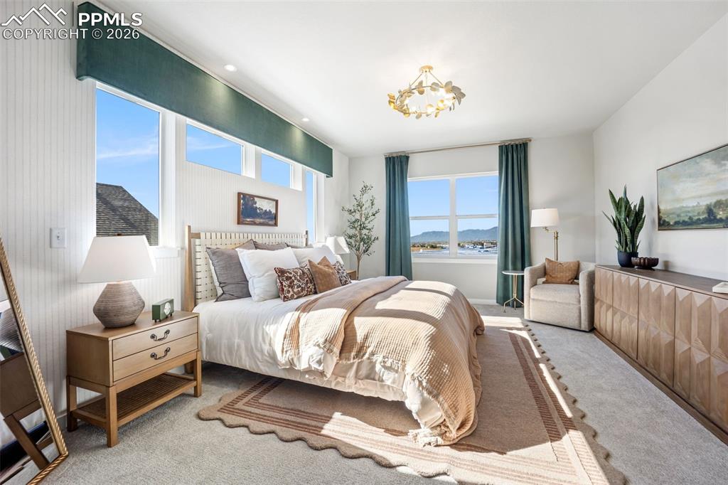 Image 9 of 10: Bedroom