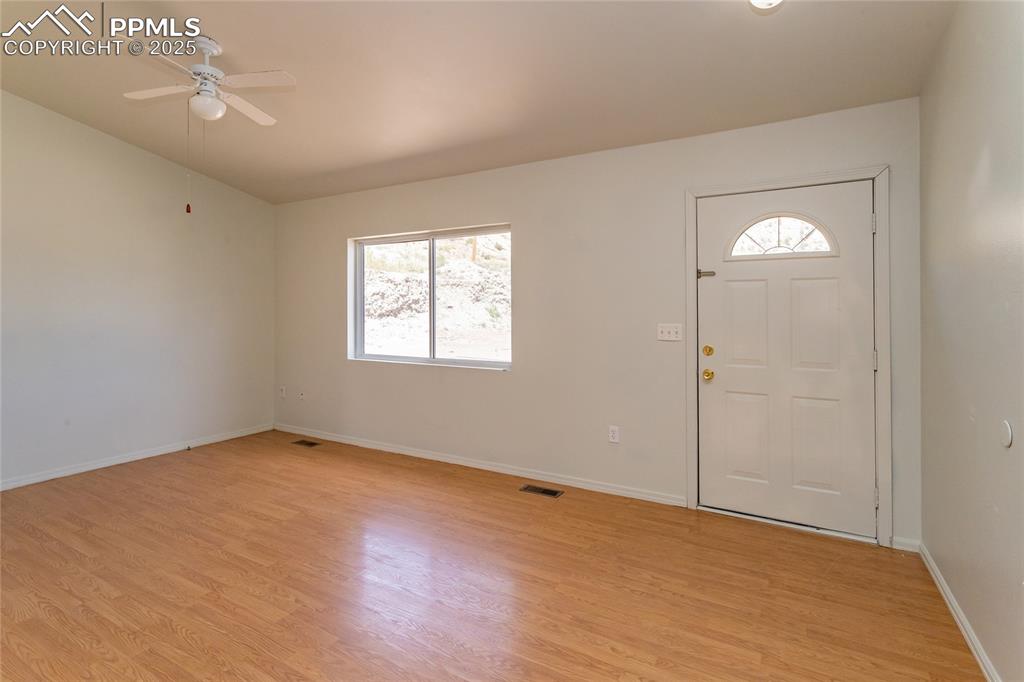 Image 19 of 50: Living Room