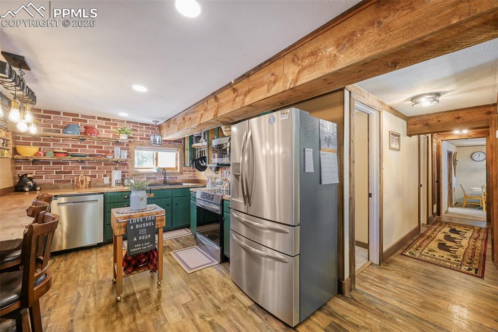 Image 11 of 28: Kitchen