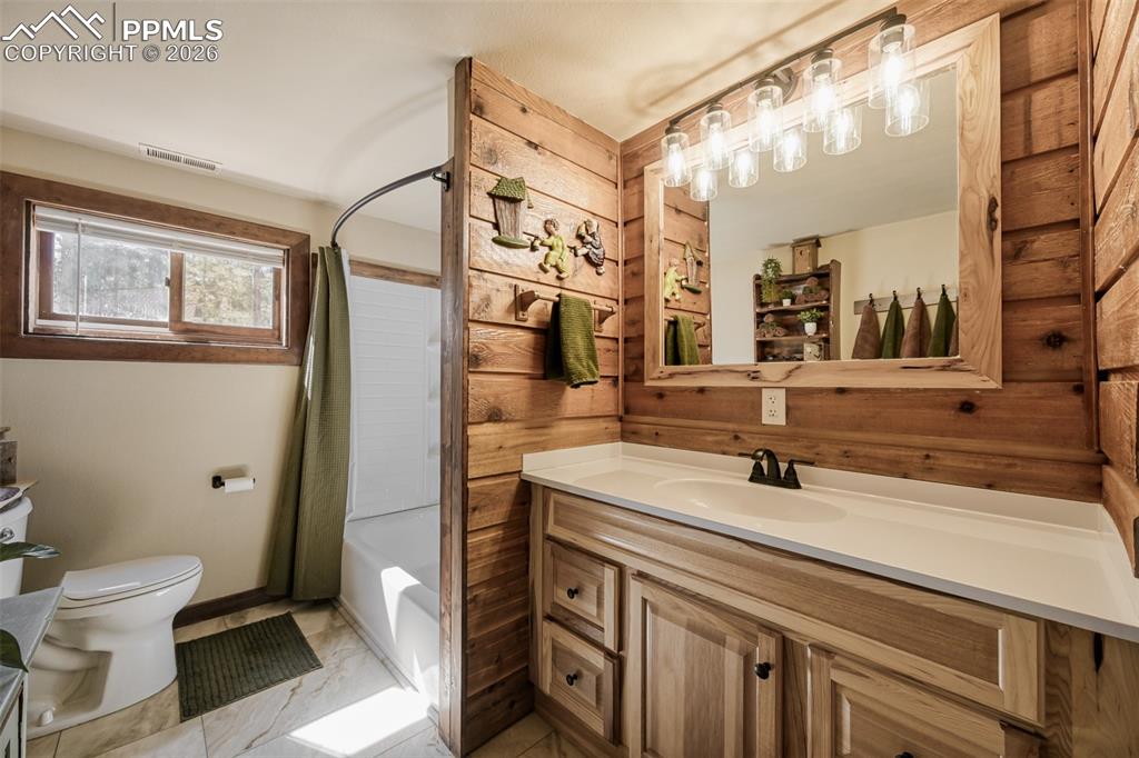 Image 16 of 28: Bathroom