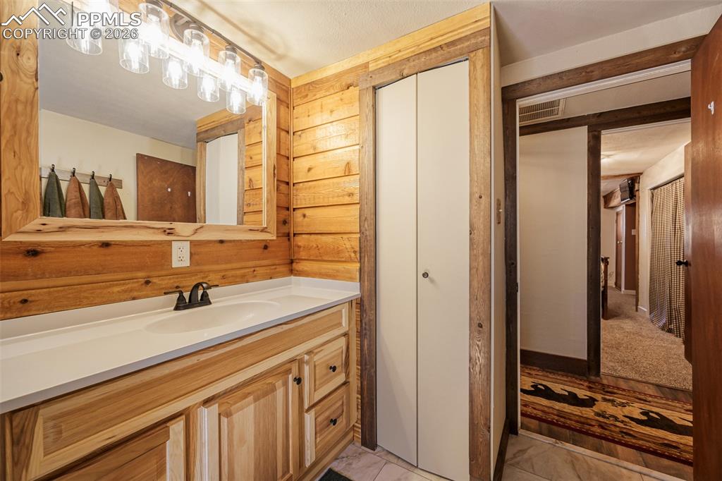 Image 17 of 28: Bathroom