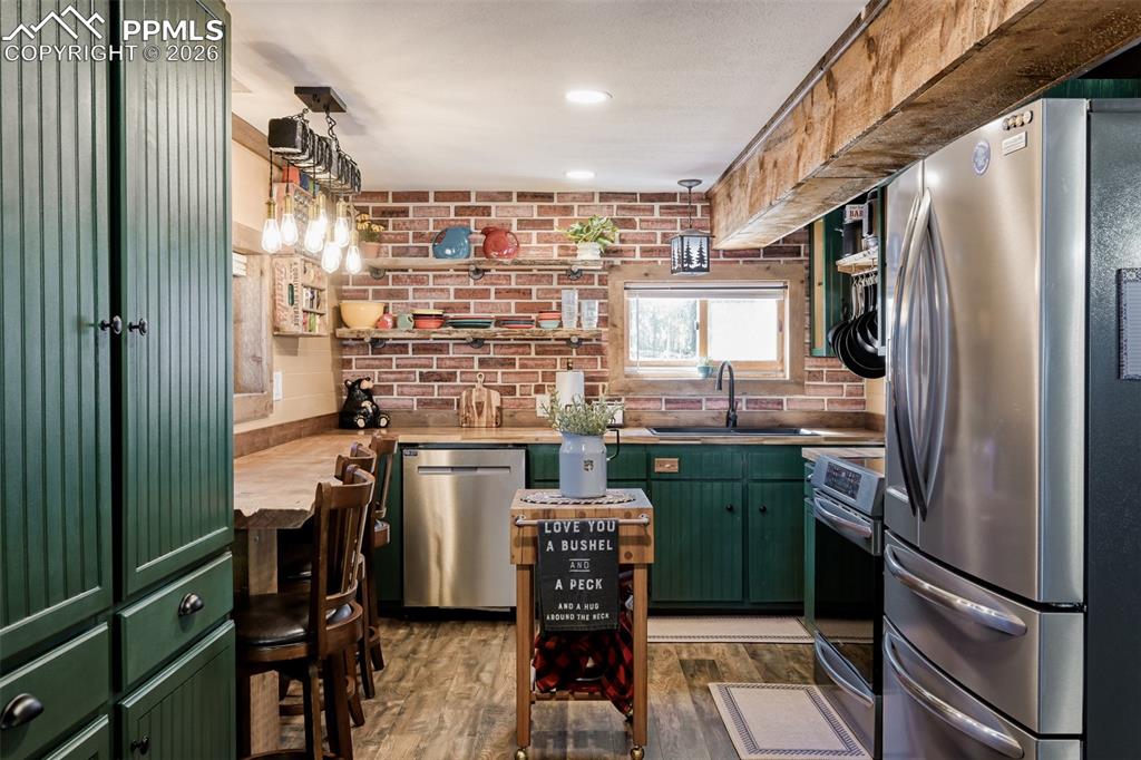 Image 8 of 28: Kitchen