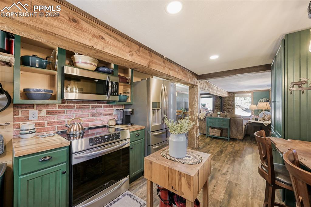 Image 9 of 28: Kitchen