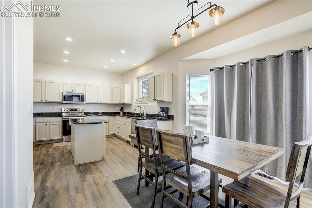 Image 10 of 47: Dining Area