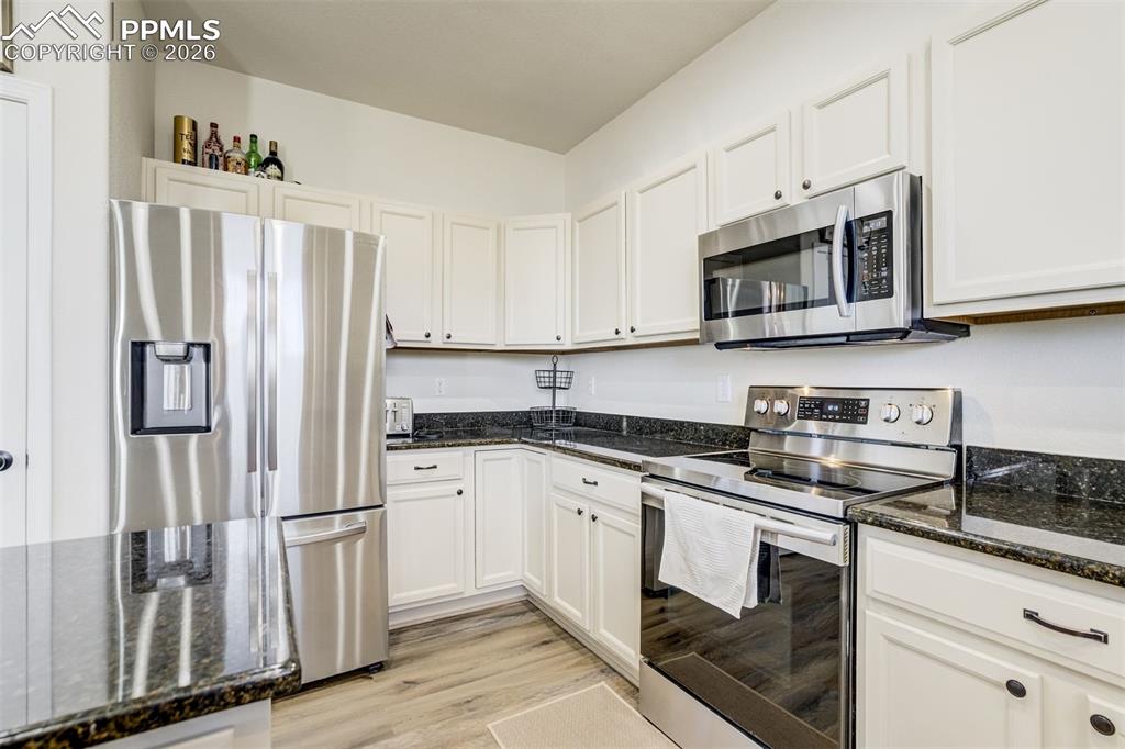 Image 14 of 47: Kitchen