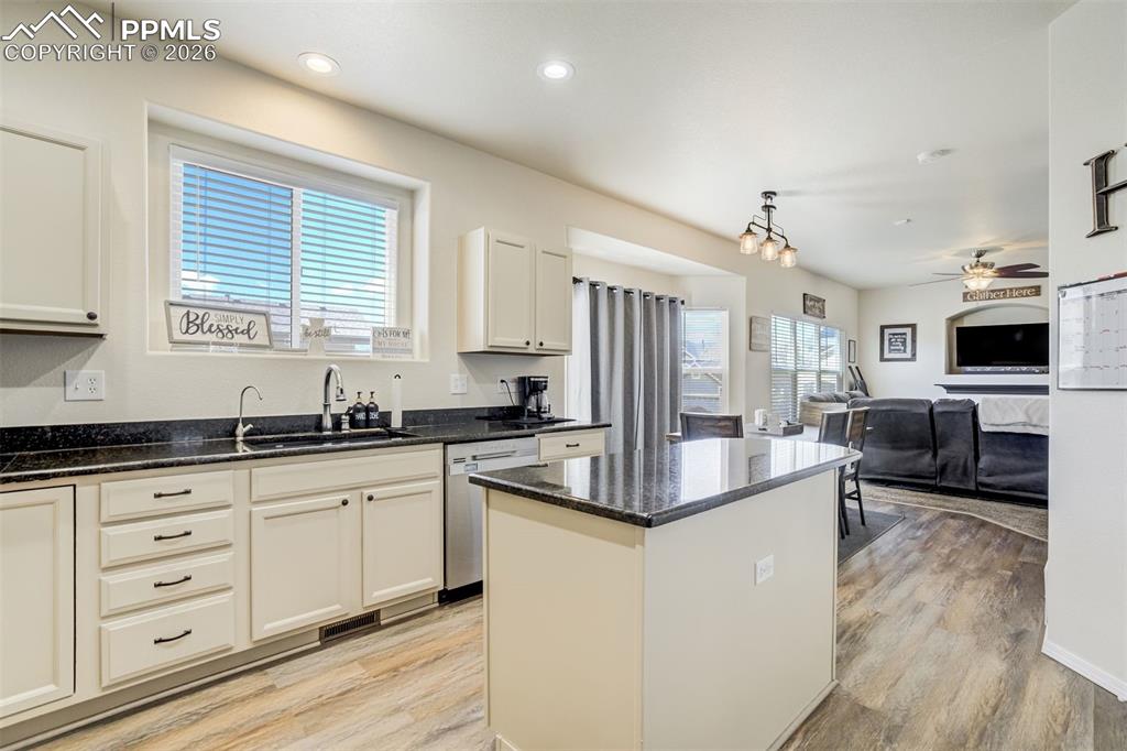 Image 15 of 47: Kitchen