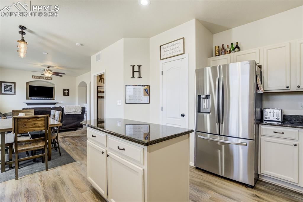 Image 16 of 47: Kitchen