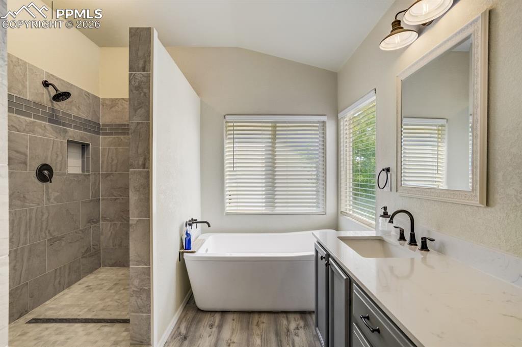 Image 23 of 47: Bathroom