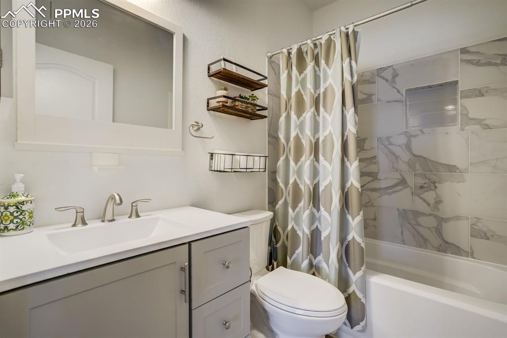 Image 28 of 47: Bathroom