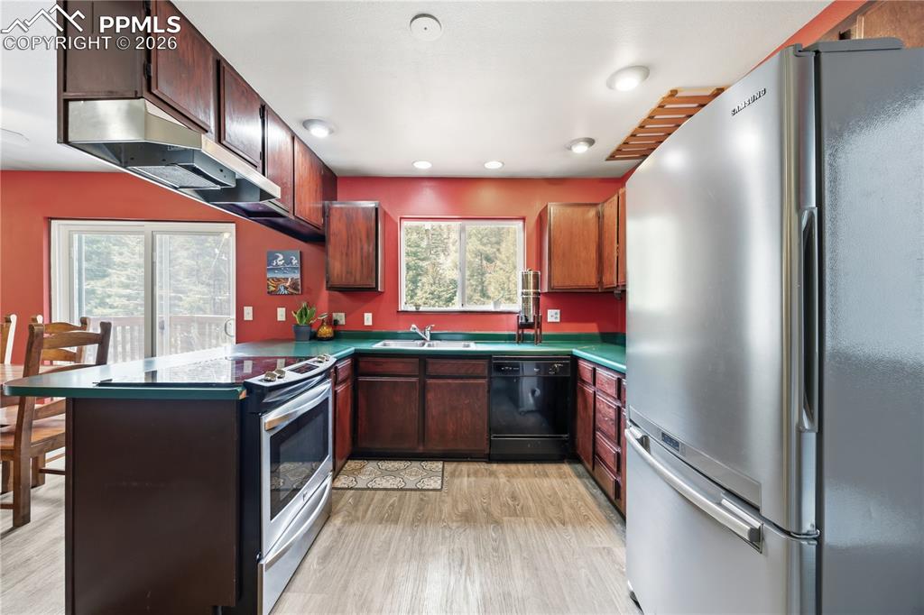 Image 14 of 38: Kitchen