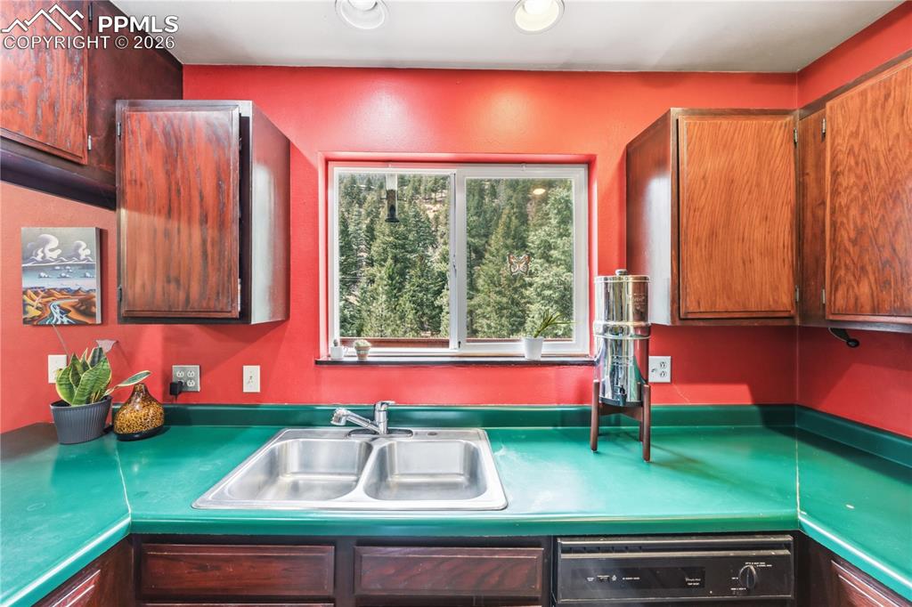 Image 15 of 38: Kitchen