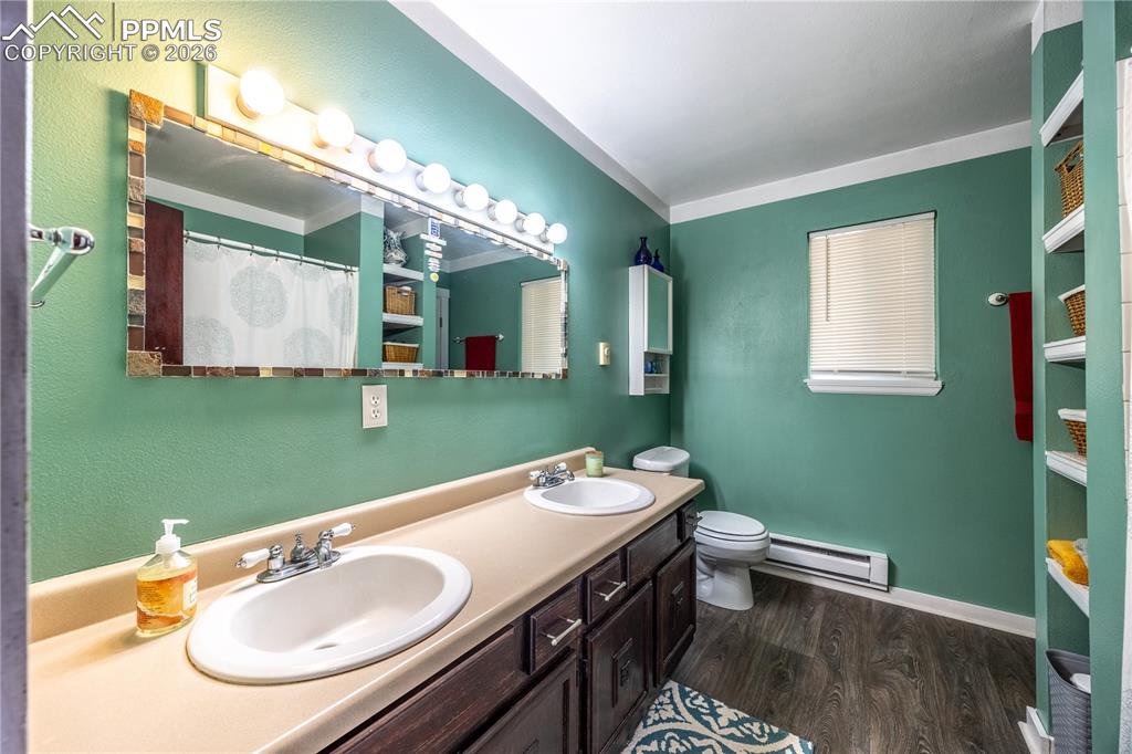 Image 18 of 38: Bathroom