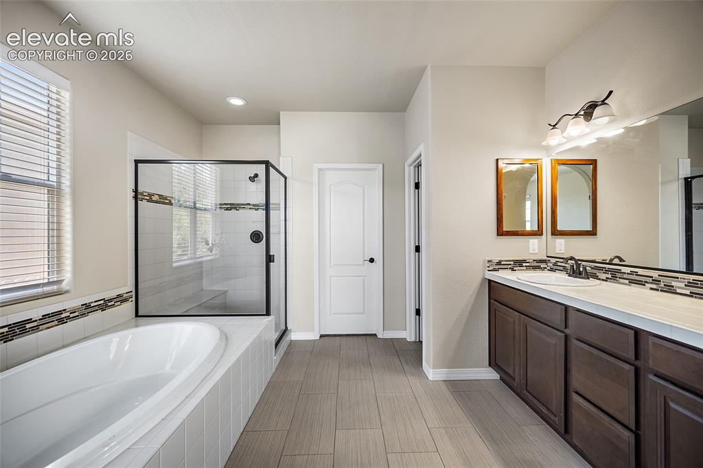 Image 19 of 50: Bathroom