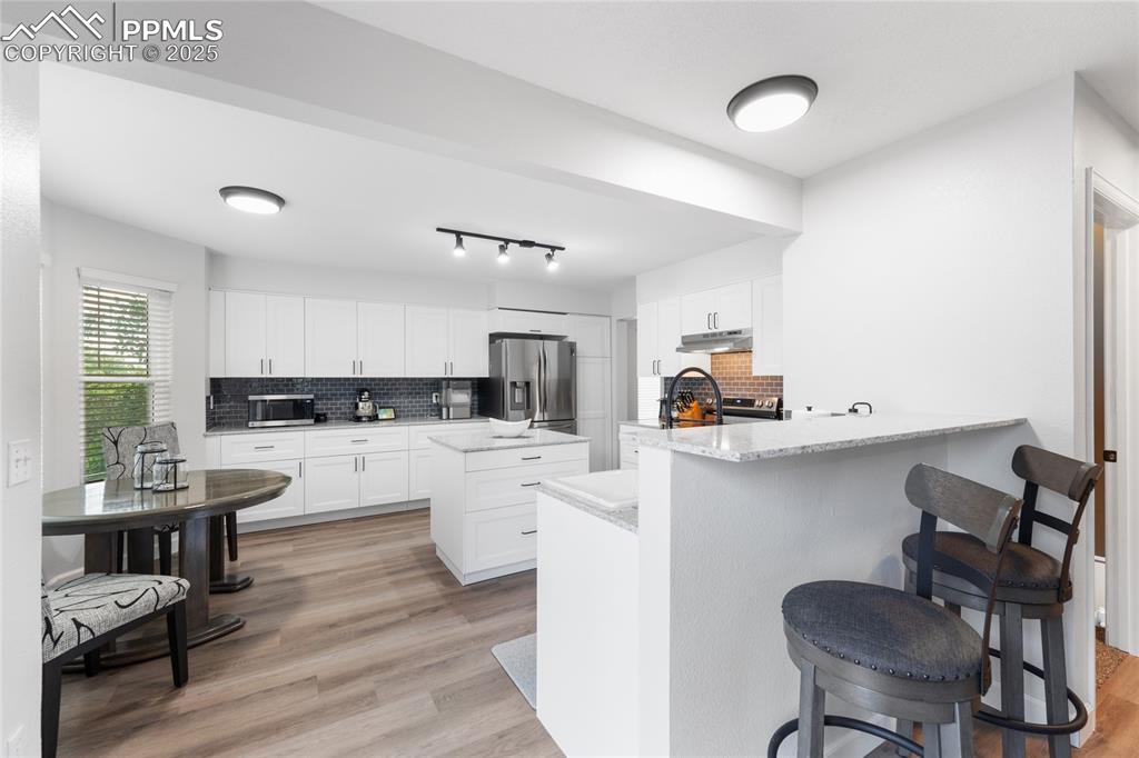 Image 10 of 50: Kitchen