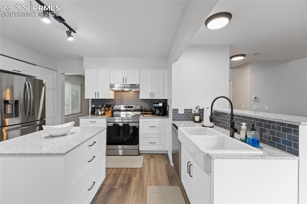 Image 11 of 50: Kitchen