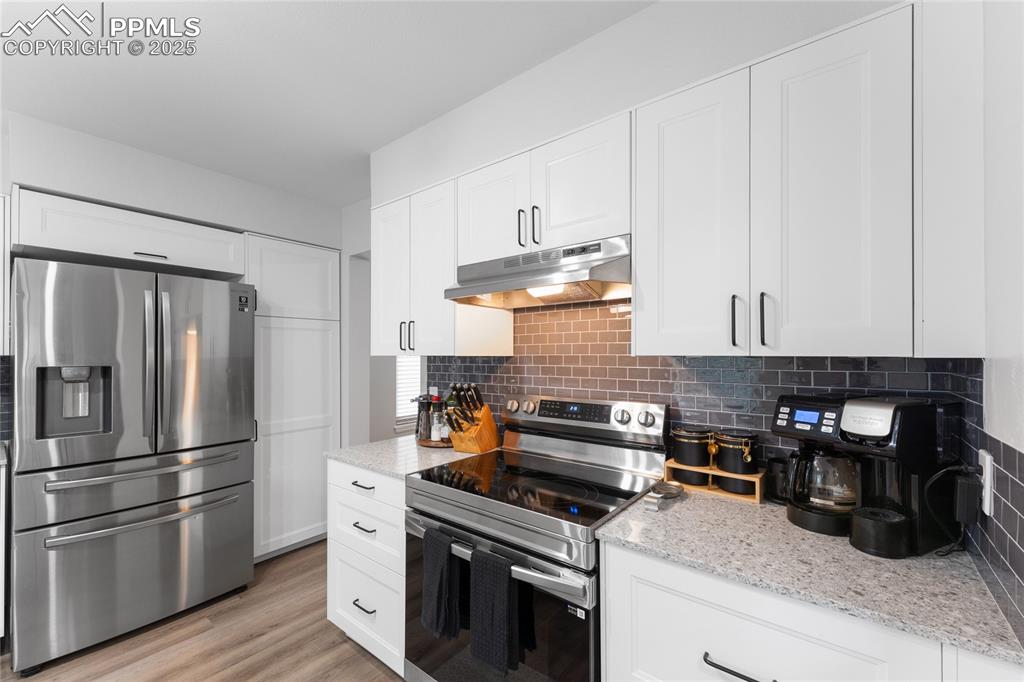 Image 12 of 50: Kitchen