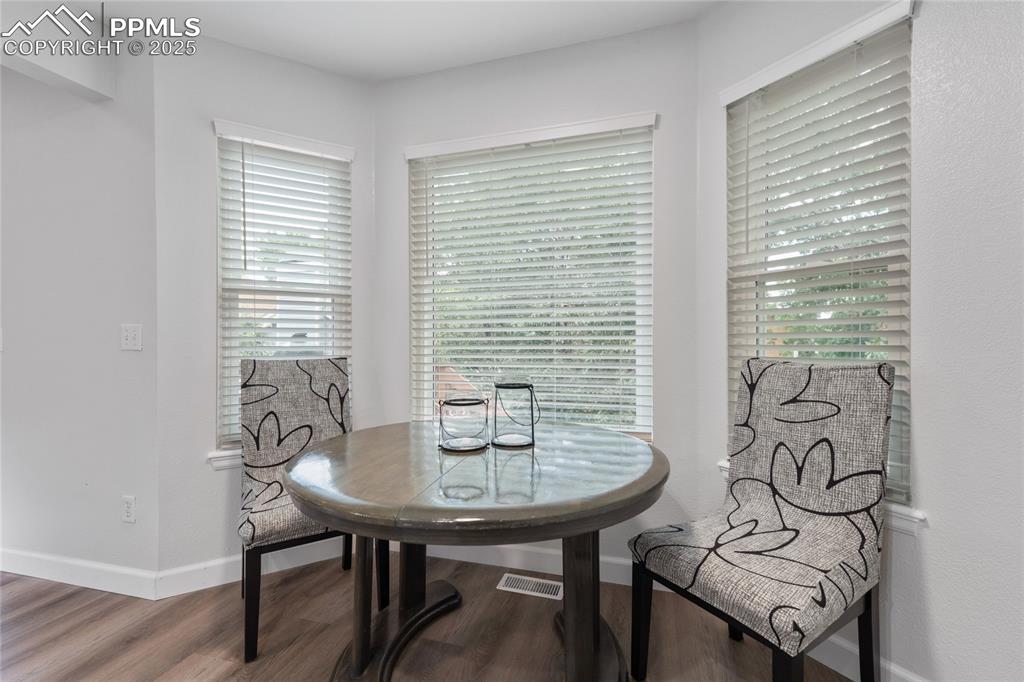 Image 14 of 50: Dining Area