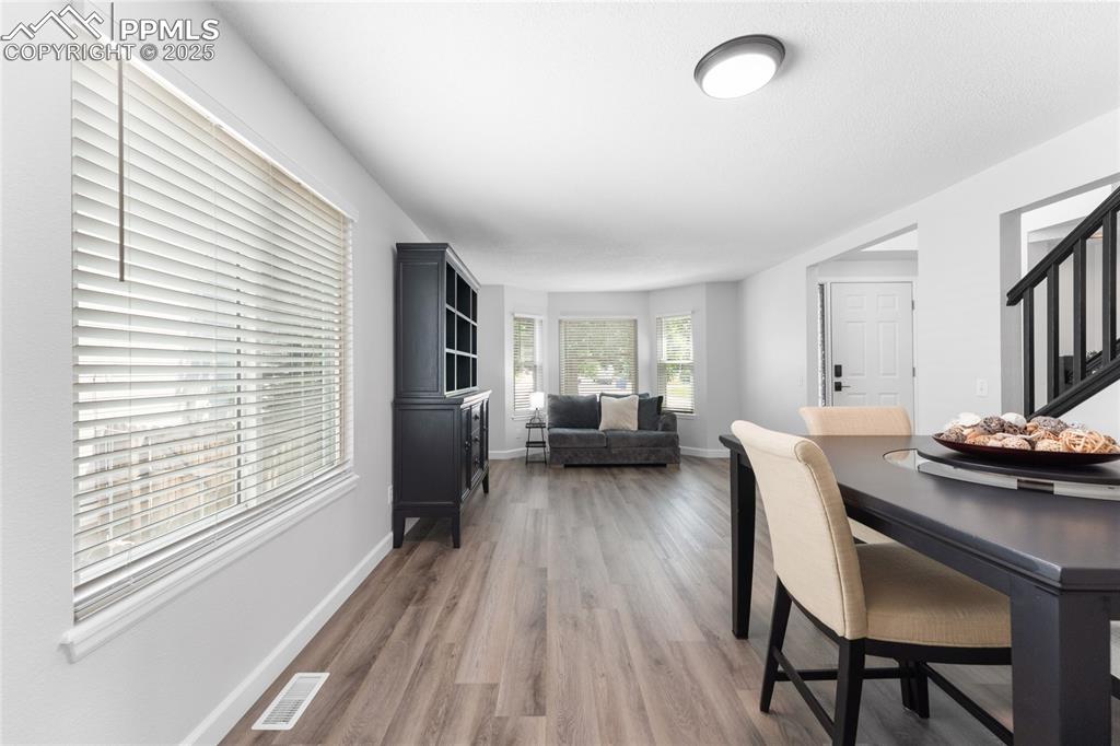 Image 15 of 50: Dining Area