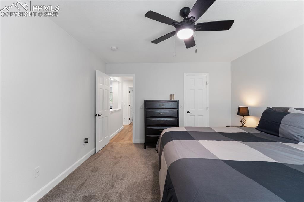 Image 33 of 50: Bedroom