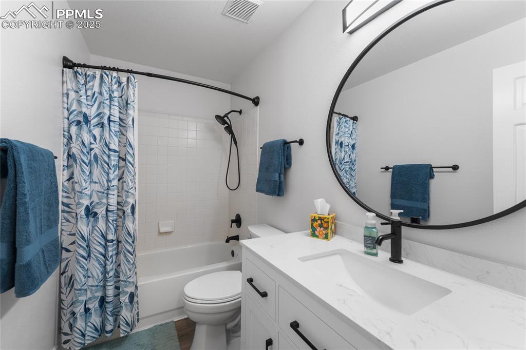 Image 34 of 50: Bathroom