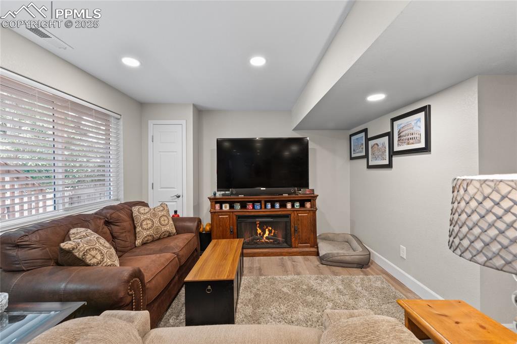 Image 40 of 50: Living Room