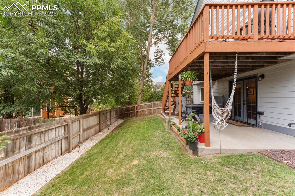 Image 46 of 50: Yard