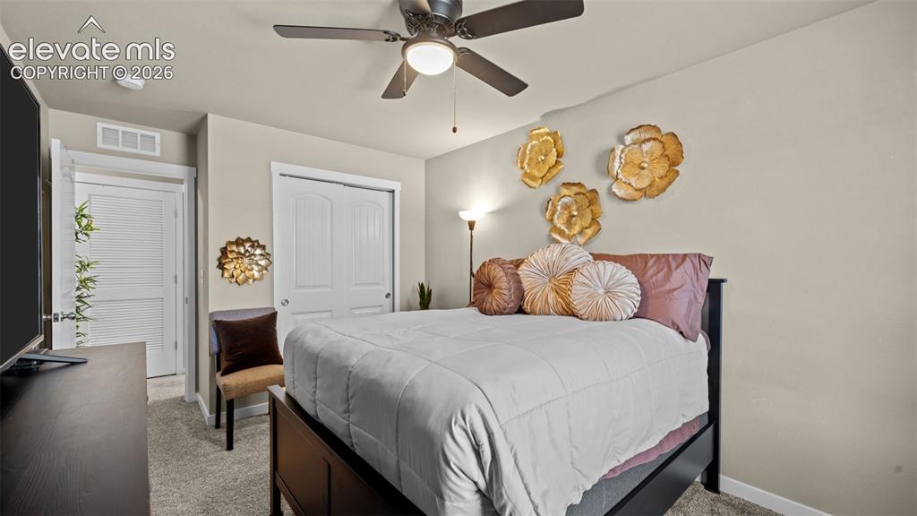 Image 16 of 18: Bedroom