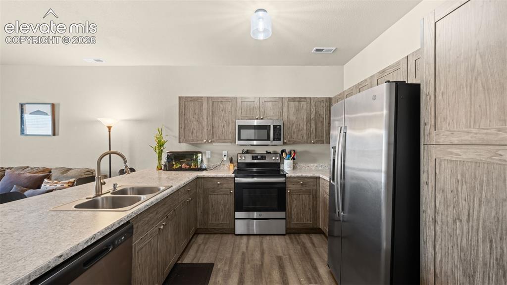 Image 7 of 18: Kitchen