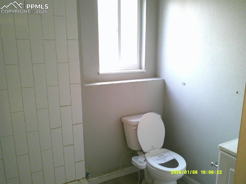 Image 10 of 13: Bathroom