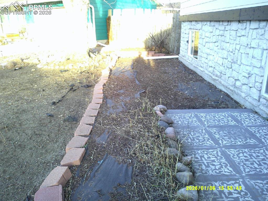 Image 11 of 13: Yard