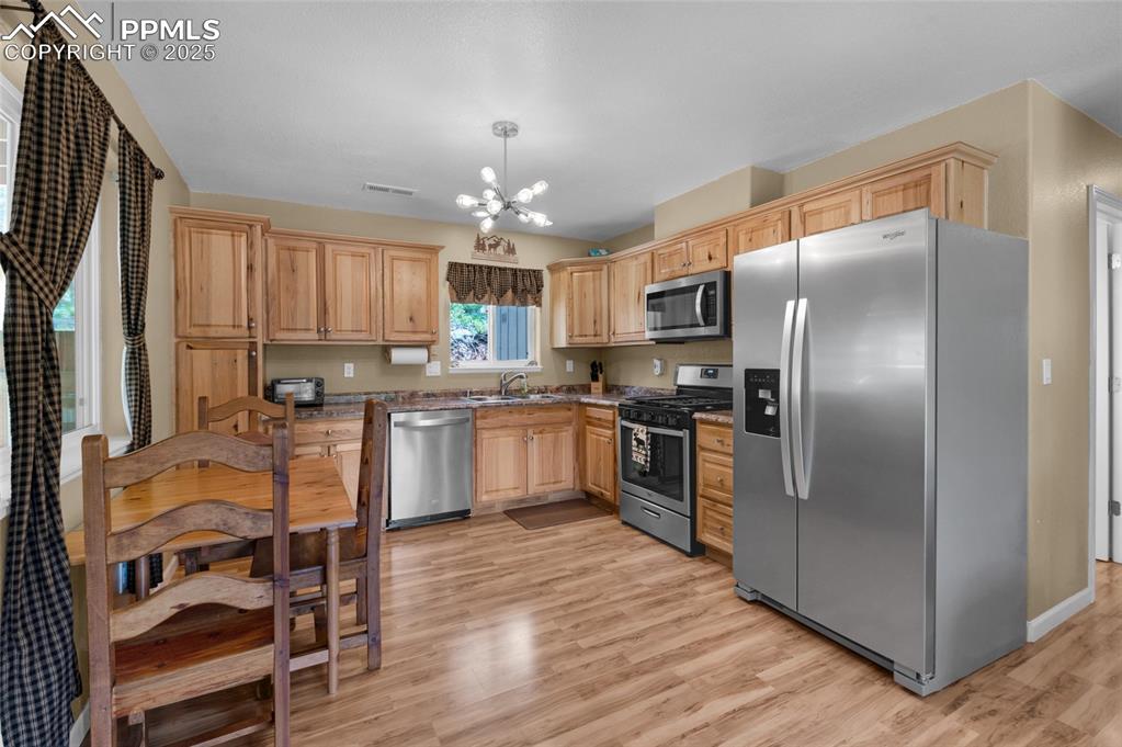 Image 15 of 47: Kitchen