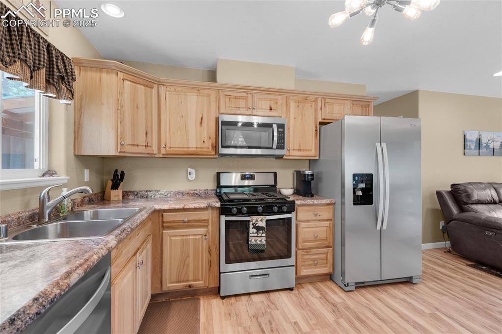 Image 17 of 47: Kitchen