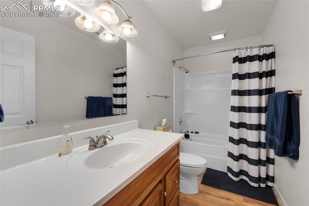 Image 19 of 47: Bathroom